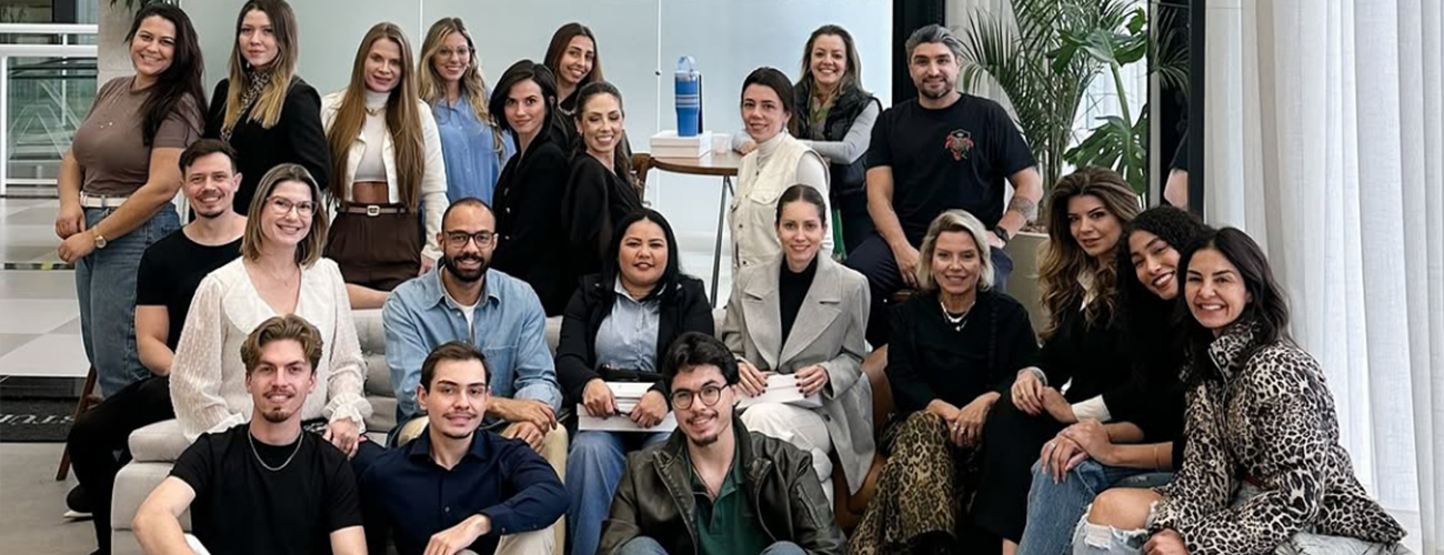 Profissionais de marketing reunidos